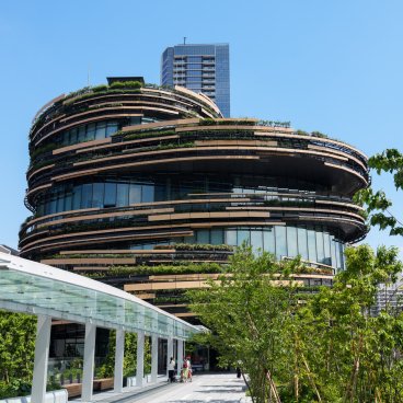 MoN Takanawa (Tokyo), Vue d'ensemble sur l'extérieur du musée et sa façade de bois et de verre