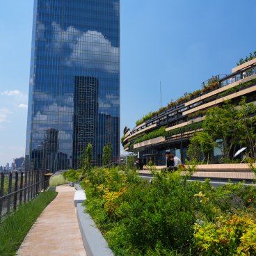 MoN Takanawa (Tokyo), Terrasse végétalisée du musée avec vue sur les voies de chemin de fer