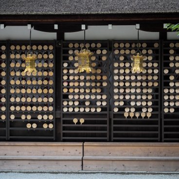 Tadasu no Mori (Kyoto), vue sur les Ema en forme de miroir du sanctuaire Kawaii-jinja