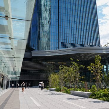 Takanawa Gateway City (Tokyo), Passerelle végétalisée entre 2 tours