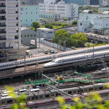 Takanawa Gateway City (Tokyo), Vue sur les voies de Shinkansen à l'est du complexe urbain