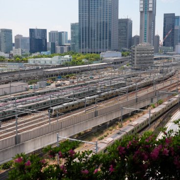 Takanawa Gateway City (Tokyo), Vue sur les voies de chemin de fer à l'est du complexe urbain