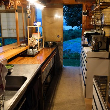 Ferme de Miyajima, Vue derrière le comptoir de la cuisine