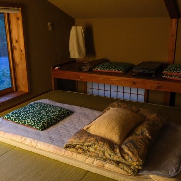 Ferme de Miyajima, Espace nuit avec futon déployé sur des tatami