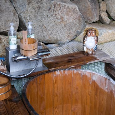 Ferme de Miyajima, Baignoire en bois dans les bains traditionnels