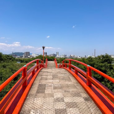 Fukuyama (préfecture d'Hiroshima), Ponts rouges du sanctuaire Kusado Inari-jinja et vue sur la ville de Fukuyama