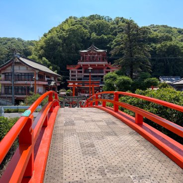 Fukuyama (préfecture d'Hiroshima), Vue sur le sanctuaire Kusado Inari-jinja depuis ses ponts rouges
