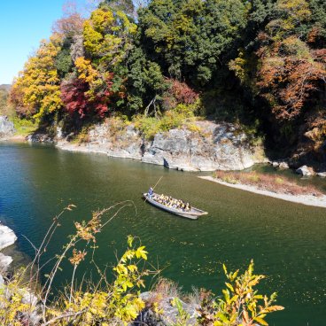 Nagatoro (Saitama), Vue sur la rivière Arakawa et une barque de croisière en automne
