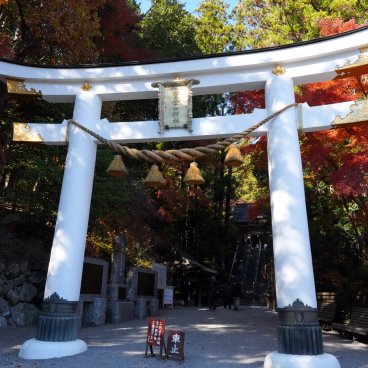 Nagatoro (Saitama), Grand torii blanc à l'entrée de Hodo-san jinja