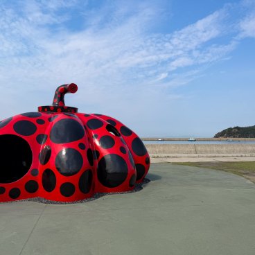 Naoshima, Port de Miyanoura, Œuvre Red Pumpkin by Yayoi Kusama