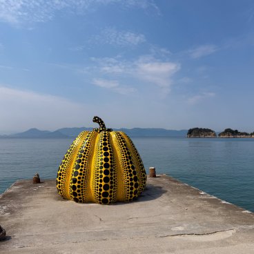 Naoshima, Benesse House, Œuvre Pumpkin by Yayoi Kusama