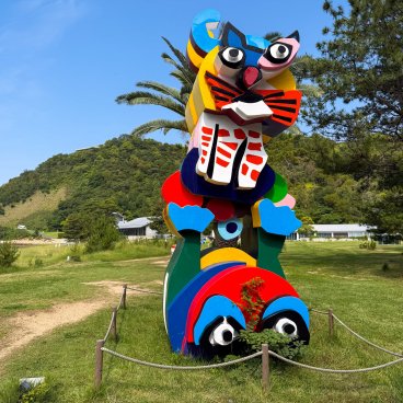 Naoshima, Benesse House, Sculpture Frog and Cat de Karel Appel 2