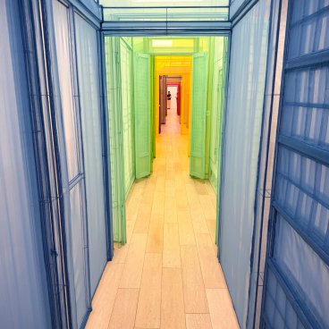 Naoshima, Honmura, Naoshima New Museum of Art, "Hub/s, Naoshima, Seoul, New York, Horsham, London, Berlin" de Do Ho Suh