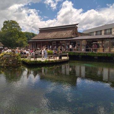 Oshino Hakkai (Fujiyoshida), Ilot sur l'étang Naka et maisons à toits de chaume des restaurants et boutiques du village