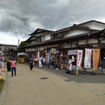Oshino Hakkai (Fujiyoshida), Rue du village bordée de restaurants servant les spécialités locales