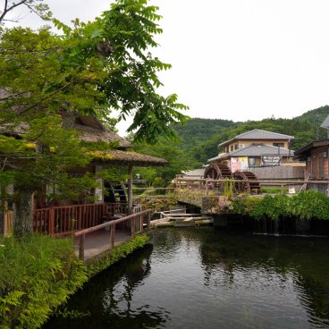 Oshino Hakkai (Fujiyoshida), Maisons à toits de chaume et roues à aubes au bord d'un étang (vue cachée du mont Fuji)