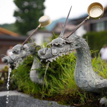 Oshino Hakkai (Fujiyoshida), Fontaine à eau en forme de dragon