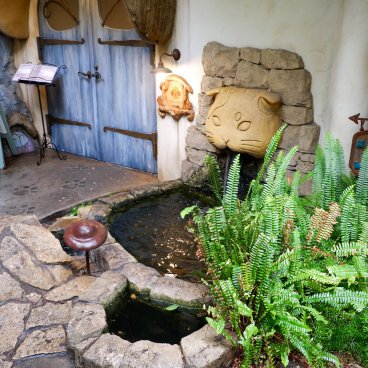 Kichijoji Petit Mura (Tokyo), Fontaine décorée d'une tête de chat dans le jardin