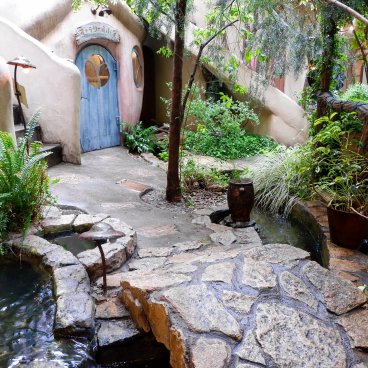 Kichijoji Petit Mura (Tokyo), Petit pont de pierre dans le jardin intérieur