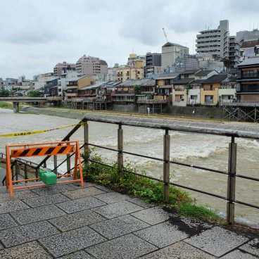 Kyoto, inondations de la rivière Kamogawa en été après tempête tropicale (2)