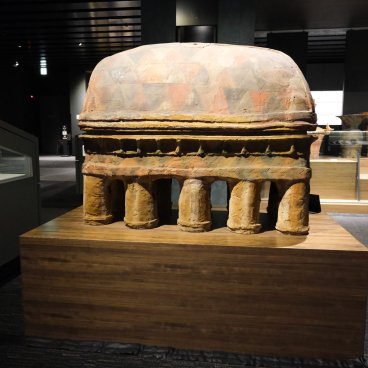  Musée de l’université Kokugakuin (Shibuya, Tokyo), Maquette en terre cuite d'un tombeau