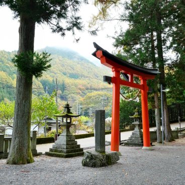 Narai-juku (préfecture de Nagano), Torii du sanctuaire Shizumine-jinja avec vue sur la vallée en automne
