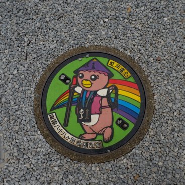 Pèlerinage de Shikoku, plaque d'égout de la mascotte en pèlerin au Chikurin-ji (31e temple)