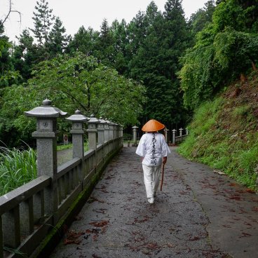 Pèlerinage de Shikoku, pèlerin à pied au sein du Shosan-ji (12e temple) 2