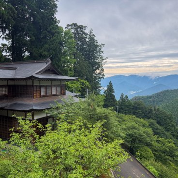 Pèlerinage de Shikoku, vue sur les montagnes depuis l'enceinte du Shosan-ji (12e temple)