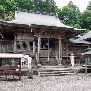 Pèlerinage de Shikoku, pèlerins en prière au Shosan-ji (12e temple)
