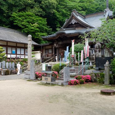 Pèlerinage de Shikoku, pèlerins au sein du Okubo-ji (88e temple)