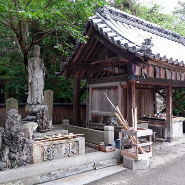 Pèlerinage de Shikoku, pavillon d'ablutions avec bâtons de pèlerins du Ryozen-ji (1er temple)