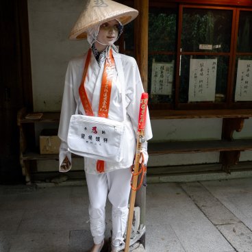 Pèlerinage de Shikoku, mannequine en tenue de pèlerin au sein du Ryozen-ji (1er temple)