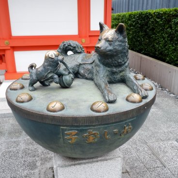 Suiten-gu (Ningyocho, Tokyo), statue de Kodakara Inu 