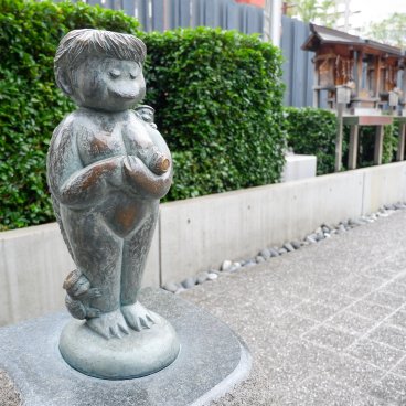 Suiten-gu (Ningyocho, Tokyo), statue Anzan Kosodate Kappa (la mère et ses 3 bébés)