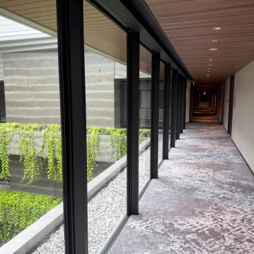 The Royal Park Hotel Iconic Naha (Okinawa), étage Executive Floor, couloir vitré d'accès aux chambres