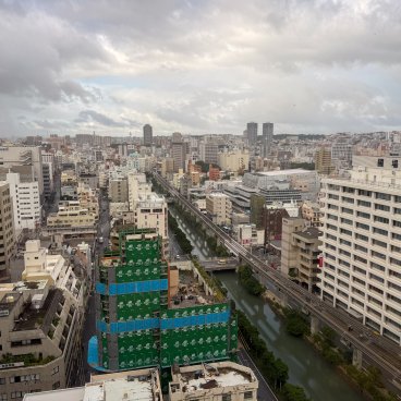 The Royal Park Hotel Iconic Naha (Okinawa), étage Executive Floor, chambre Junior Suite, vue sur la ville