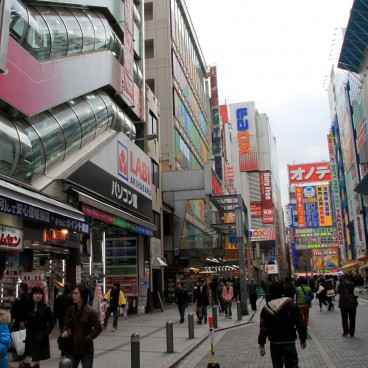 Akihabara (Tokyo), vue sur les magasins à la sortie de la gare JR 2