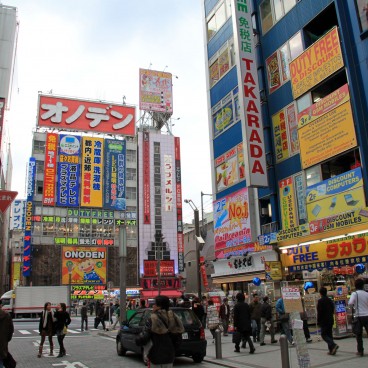 Akihabara (Tokyo), vue sur les magasins à la sortie de la gare JR