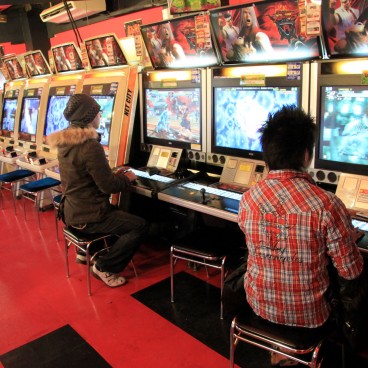 Akihabara (Tokyo), bornes de jeux retrogaming dans une salle d'arcade