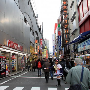 Akihabara (Tokyo), vue sur les magasins à la sortie de la gare JR 3