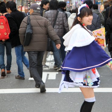 Akihabara (Tokyo), jeune fille habillée en maid