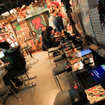 Akihabara (Tokyo), rayons du magasin Super Potato 3