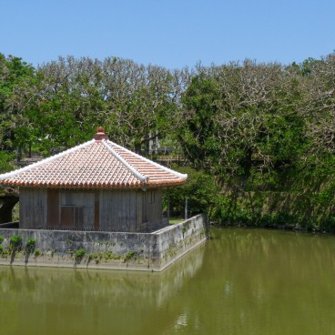 Pavillon annexe et étang au château de Shuri (en 2009)