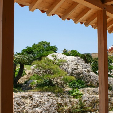 Vue sur jardin au château de Shuri (en 2009)
