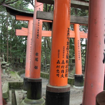 Fushimi Inari Taisha à Kyoto, Portes torii financés par des entreprises et hommes d'affaires 2