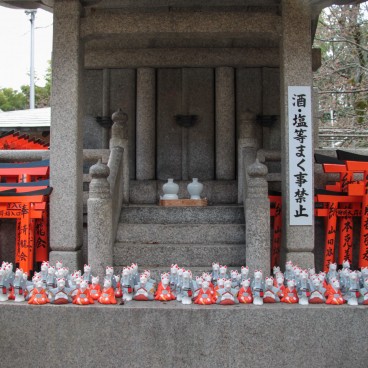 Fushimi Inari Taisha à Kyoto, Autel avec petits torii et statues de renards Kitsune