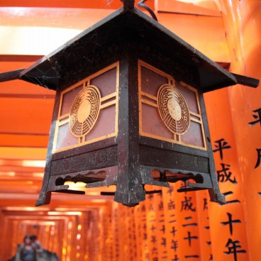 Fushimi Inari Taisha à Kyoto, Lanterne dans le couloir de portes torii