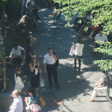 Fumeurs et personnes attendant leur rendez-vous auprès de la statue de Hachiko à Shibuya (Tokyo)