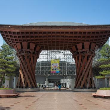 Kanazawa, porte Tsuzumi-mon devant la gare JR